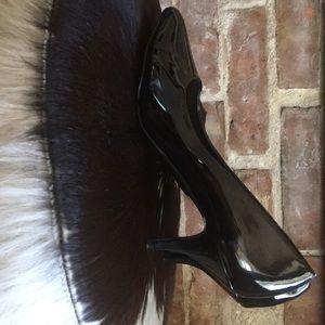 Black lacquer pumps